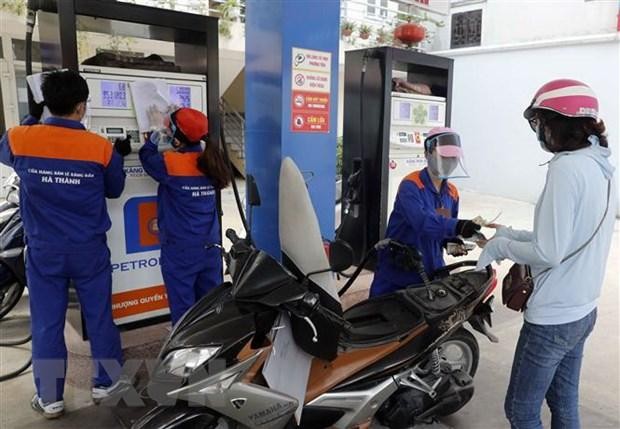 Mua bán xăng dầu sau khi điều chỉnh giá bán tại cửa hàng kinh doanh xăng dầu Petrolimex. (Ảnh: Trần Việt/TTXVN),