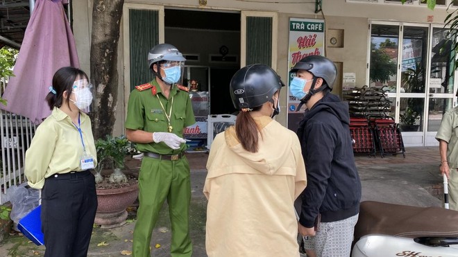 Lực lượng chức năng Tây Ninh kiểm tra giấy đi đường của người dân. (Ảnh: Thắm Nguyễn).