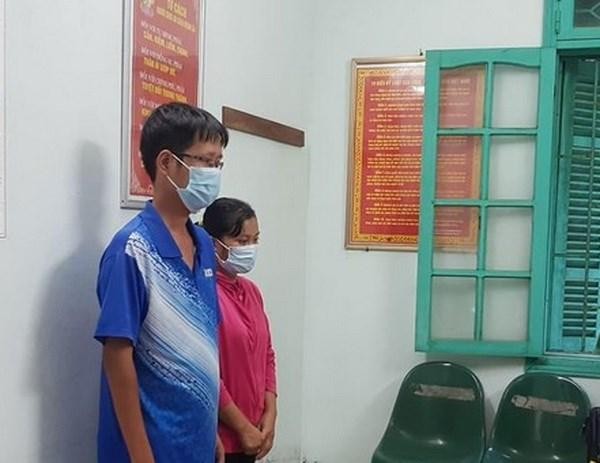 Hai nhân viên y tế huyện Hưng hà, tỉnh Thái Bình nhận tiền hối lộ để giúp công nhân "thông chốt" kiểm dịch. (Nguồn: tienphong.vn).