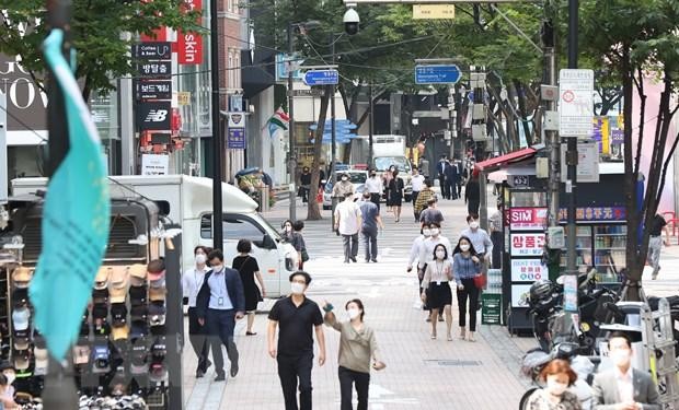 Người dân di chuyển trên đường phố tại thủ đô Seoul, Hàn Quốc. (Ảnh: Yonhap/ TTXVN).
