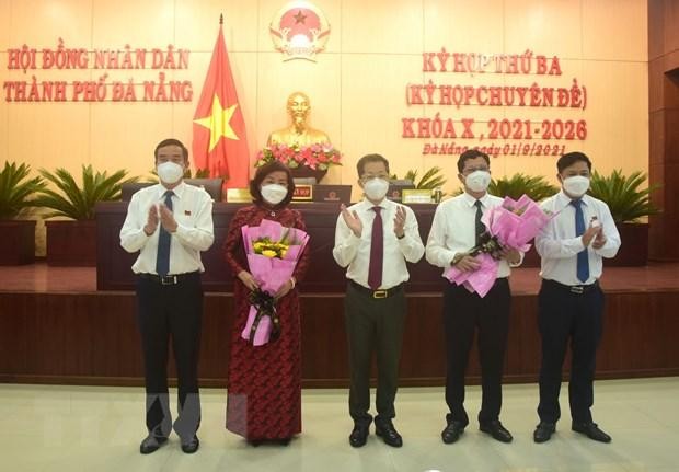 Ông Trần Phước Sơn (thứ 2 từ phải sang) và bà Ngô Thị Kim Yến (thứ 2 từ trái sang) nhận hoa chúc mừng từ các lãnh đạo Thành ủy, HĐND, UBND thành phố Đà Nẵng. (Ảnh: Quốc Dũng/TTXVN).