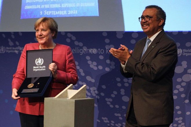 Tổng Giám đốc WHO Tedros Adhanom Ghebreyesus trao huy chương lãnh đạo toàn cầu của WHO cho Thủ tướng Đức Angela Merkel. Ảnh: EPA.
