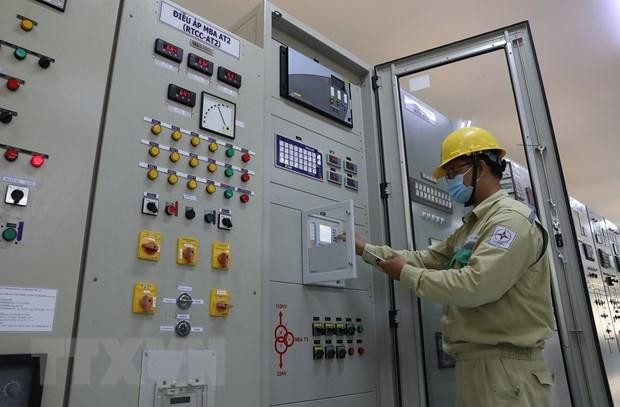 Công nhân Công ty Truyền tải điện 3 vận hành truyền tải điện tại trạm biến áp 220kV Quy Nhơn. (Ảnh: Ngọc Hà/TTXVN).