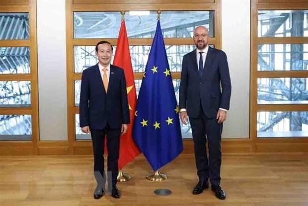 Chủ tịch Hội đồng châu Âu Charles Michel (phải) tiếp Đại sứ Nguyễn Văn Thảo. (Ảnh: European Union/TTXVN).