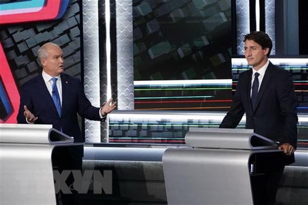 Thủ tướng Canada, lãnh đạo đảng Tự do, Justin Trudeau (phải) và lãnh đạo đảng Bảo thủ Erin O'Toole trong cuộc tranh luận tại Gatineau, Quebec, Canada. (Ảnh: AFP/TTXVN)