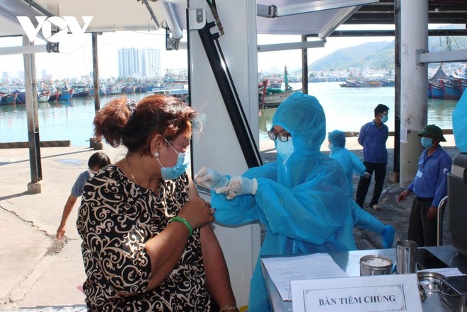 Tiêm vaccine cho người dân ở Cảng cá Hòn Rớ, Nha Trang.