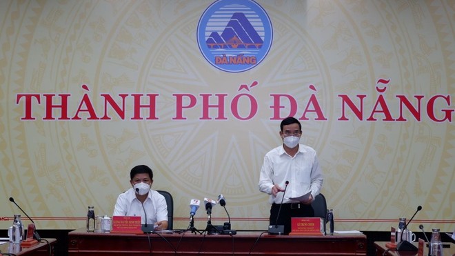 Ông Lê Trung Chinh, Chủ tịch UBND thành phố Đà Nẵng (đứng) phát biểu tại cuộc họp Ban Chỉ đạo phòng chống dịch Covid-19 thành phố chiều ngày 20-9.