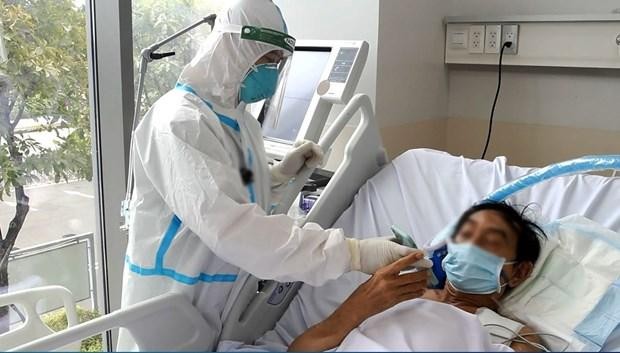 Nhân viên y tế chăm sóc cho bệnh nhân mắc COVID-19. (Ảnh: PV/Vietnam+).