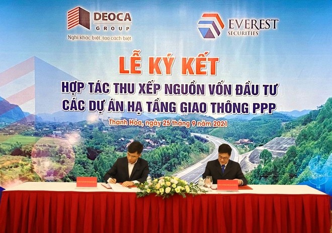 Ông Nguyễn Văn Hải - Tổng giám đốc DCG và ông Nguyễn Thành Chung - Tổng Giám đốc EVS thực hiện ký kết.