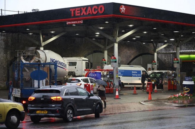 Xe xếp hàng chờ bơm xăng tại thủ đô London - Anh hôm 27/9. Ảnh: Reuters.