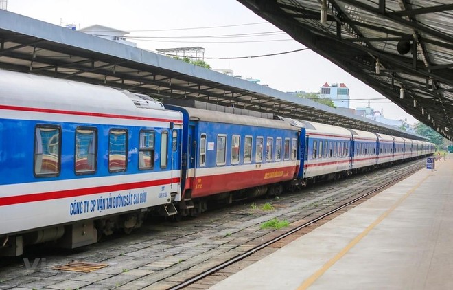 Đoàn tàu của Tổng công ty Đường sắt Việt Nam đang dừng ở một nhà ga đón trả khách. (Ảnh: Minh Sơn/Vietnam+).