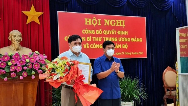 Ông Nguyễn Tiến Hải, Bí thư Tỉnh uỷ Cà Mau đã trao quyết định cho ông Phạm Thành Ngại.