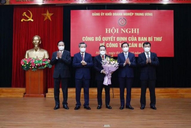 Lãnh đạo Đảng ủy Khối doanh nghiệp Trung ương tặng hoa chúc mừng ông Hồ Xuân Trường.