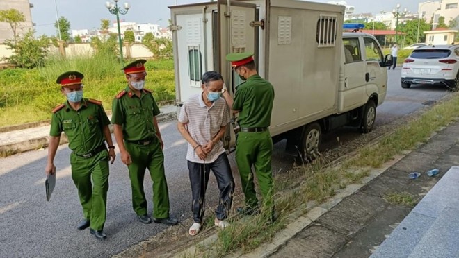 Bị cáo Hồ Đình Tùng được lực lượng chức năng áp giải tới tòa sáng 1/10.