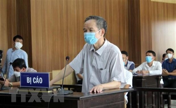 Nguyên Phó Chủ tịch HĐND thị xã Nghi Sơn Hồ Đình Tùng lãnh 30 tháng tù giam. (Ảnh: Nguyễn Nam/TTXVN).