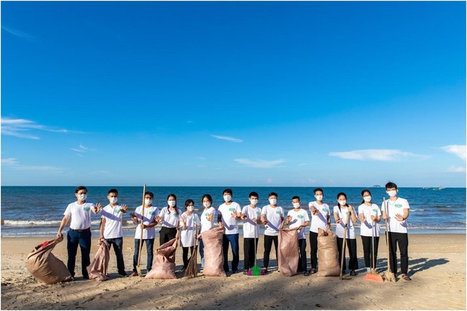 Hoạt động dọn biển tại bãi biển Thiên Cầm (Hà Tĩnh) đã thu hút sự tham gia của đoàn viên thanh niên Huyện đoàn Cẩm Xuyên.