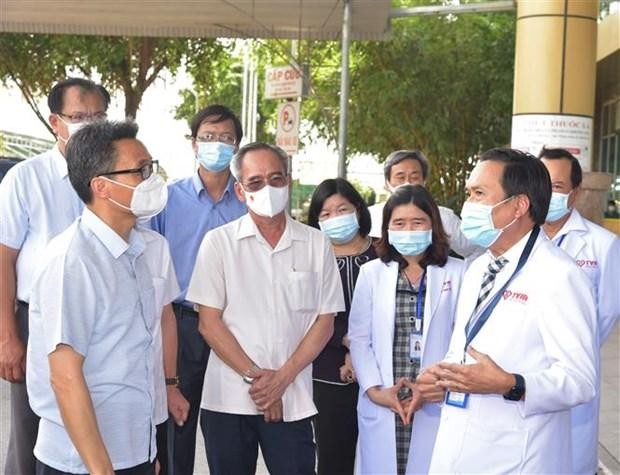 Phó Thủ tướng Vũ Đức Đam (trái, phía trước) kiểm tra công tác phòng, chống dịch COVID-19 tại Bệnh viện đa khoa Thanh Vũ Medic Bạc Liêu, hồi tháng 8/2021. (Ảnh: Nhật Bình/TTXVN).