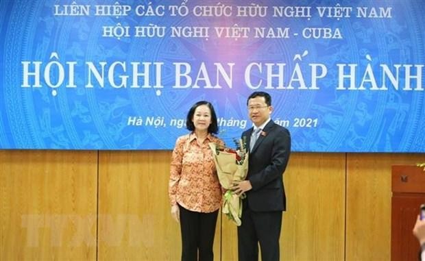 Trưởng ban Tổ chức Trung ương Trương Thị Mai tặng hoa chúc mừng đồng chí Vũ Hải Hà, Chủ tịch Hội Hữu nghị Việt Nam-Cuba. (Ảnh: TTXVN).