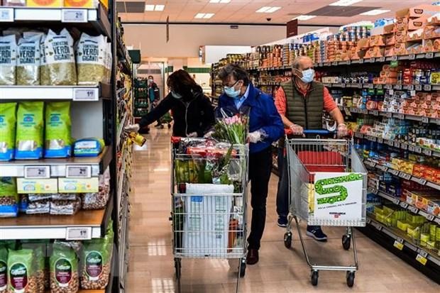 Người dân mua hàng hóa trong siêu thị tại Milan, Italy. (Ảnh: AFP/ TTXVN).