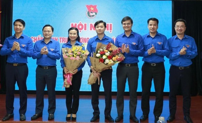 Ban Bí thư Trung ương Đoàn chúc mừng bà Nguyễn Phạm Duy Trang và ông Nguyễn Minh Triết. (Ảnh: VGP).