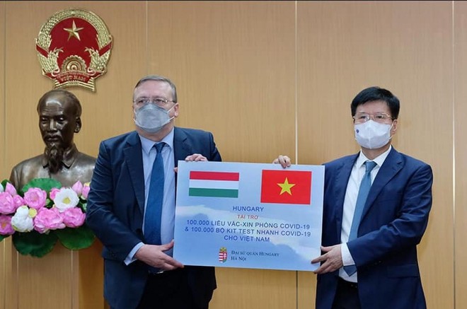 Lễ trao tặng vaccine COVID-19 và kit xét nghiệm nhanh của Chính phủ Hungary cho Chính phủ Việt Nam. (Ảnh: Trần Minh).