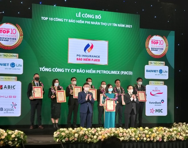 Đại diện Bà Nguyễn Thị Hương Giang - Phó Tổng Giám đốc PJICO nhận Cup chứng nhận Top 10 BH uy tín 2021.