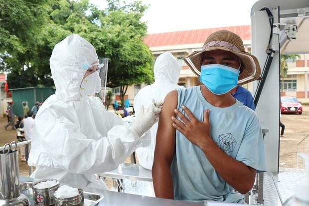 Tiêm vaccine cho người dân khu vực nguy cơ cao buôn Tơng Ju, xã Ea Kao, thành phố Buôn Ma Thuột. (Ảnh: TTXVN).