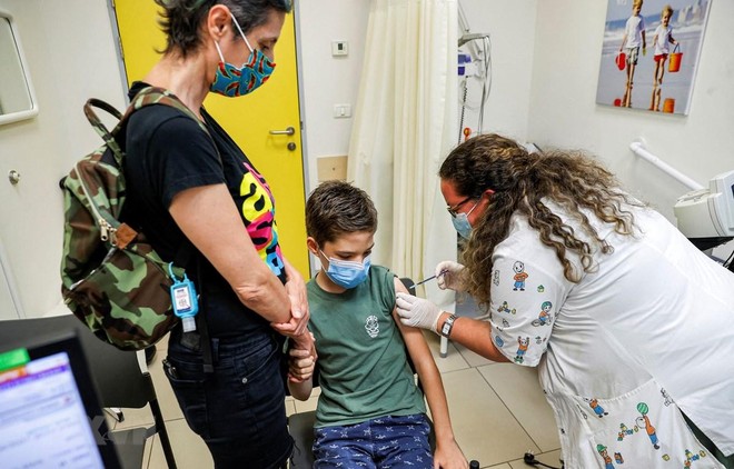 Một em nhỏ được tiêm vaccine ngừa COVID-19 của Pfizer/BioNTech tại thành phố Holon, Israel ngày 21/6/2021. (Ảnh: AFP/TTXVN).