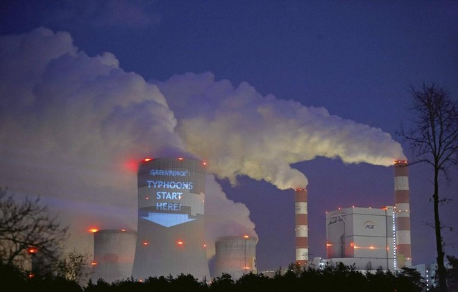 Một khẩu hiệu được các nhà hoạt động chiếu sáng lên tháp làm mát của Nhà máy điện Belchatow, nhà máy nhiệt điện than lớn nhất châu Âu, ở Ba Lan vào tháng 11/2013. (Nguồn: Reuters).