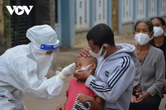 Lực lượng Y tế tỉnh Đắk Lắk lấy mẫu test nhanh Covid-19 ở phường Tân Lập, sau khi phát hiện chùm ca bệnh tại đây.