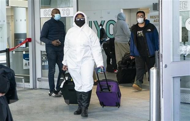 Hành khách đeo khẩu trang phòng lây nhiễm COVID-19 tại sân bay quốc tế JFK ở New York, Mỹ, ngày 22/12/2020. (Ảnh: AFP/TTXVN).