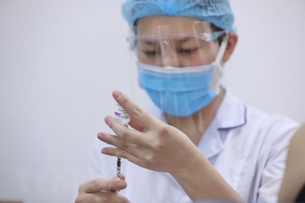 Nhân viên y tế tiêm vaccine phòng COVID-19 cho người dân quận Hai Bà Trưng, ngày 27/10/2021. (Ảnh: Minh Quyết/TTXVN).