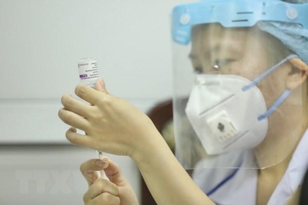 Phòng tiêm chủng vaccine COVID-19 tại trường Tiểu học Nguyễn Du, quận Hoàn Kiếm, Hà Nội. (Ảnh: Minh Quyết/TTXVN).