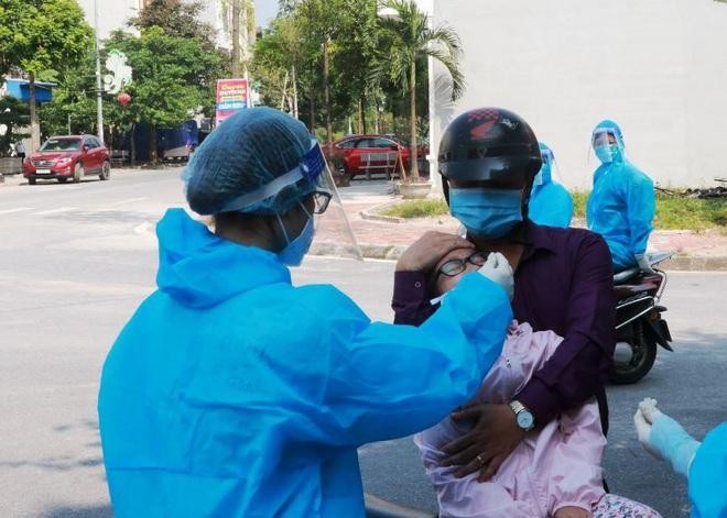 Cán bộ Y tế lấy mẫu xét nghiệm Covid-19 trên địa bàn thành phố Nam Định.