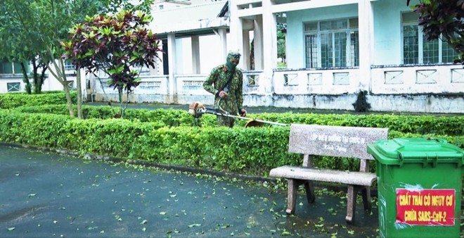 Chỉnh trang quang cảnh khu cách ly tại Trường cao đẳng Gia Lai - cơ sở 2. (ảnh: Huy Bắc - Bộ Chỉ huy Quân sự tỉnh Gia Lai).