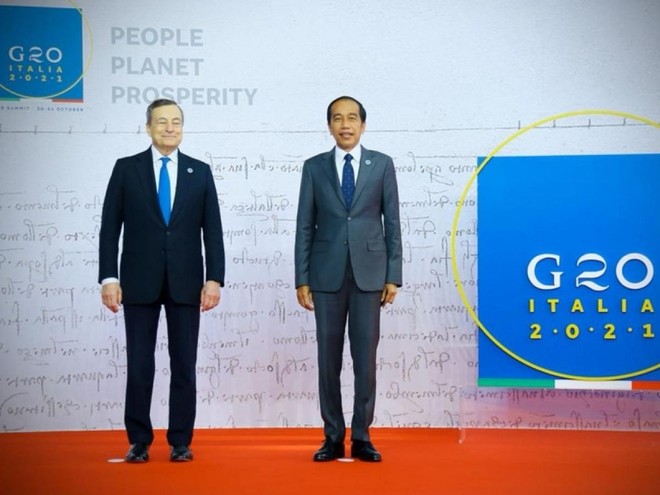 Tổng thống Indonesia Joko Widodo (phải) và Thủ tướng Italia Mario Draghi (trái) tại Hội nghị G20 (Ảnh: ExBullentin).