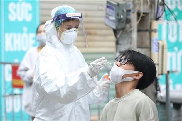 Nhân viên y tế lấy mẫu xét nghiệm COVID-19 cho người dân xã Ninh Hiệp (huyện Gia Lâm), ngày 02/11. (Ảnh: Minh Quyết/TTXVN).