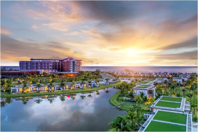 Mövenpick Resort Waverly Phú Quốc nằm bên bãi Ông Lang, được mệnh danh là nơi chiêm ngưỡng hoàng hôn đẹp nhất Việt Nam.