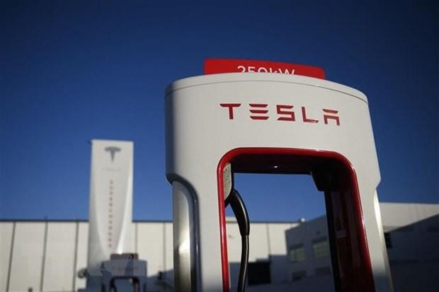 Biểu tượng Tesla tại một trạm sạc điện của hãng ở Hawthorne, California. (Ảnh: AFP/TTXVN).