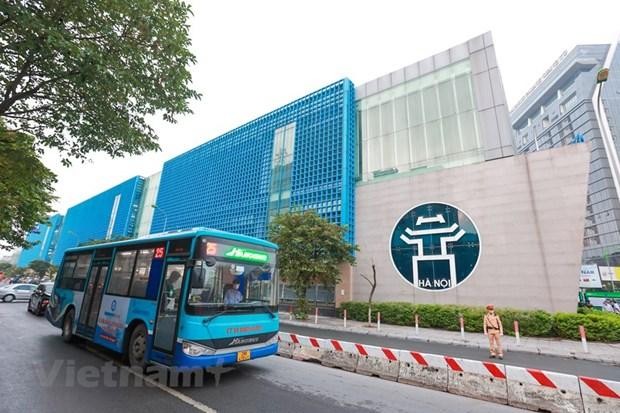 Xe buýt đã được vận hành chạy lại nhưng bị giới hạn về tần suất và số lượng hành khách trên xe. (Ảnh: Minh Sơn/Vietnam+).