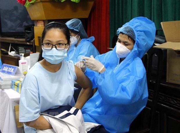 Tiêm vaccine phòng COVID-19 cho học sinh Hà Nam. (Ảnh: Đại Nghĩa/TTXVN).