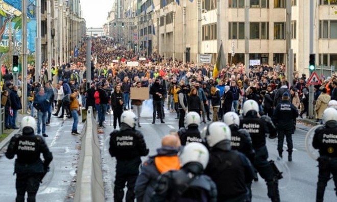 Người biểu tình phản đối siết chặt hạn chế Covid-19 mới ở Brussels, Bỉ. Ảnh: Getty.
