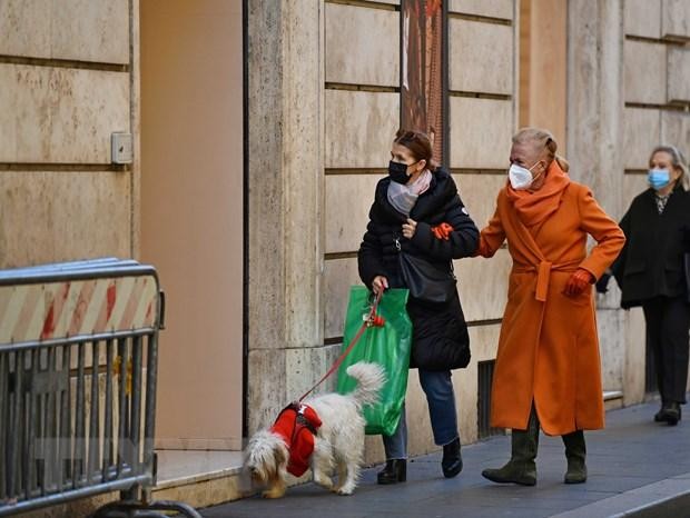 Người dân đeo khẩu trang phòng dịch COVID-19 tại Rome, Italy, ngày 30/11/2021. (Ảnh: THX/TTXVN).