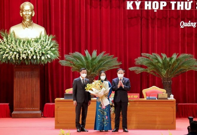 Tân Phó Chủ tịch HĐND tỉnh Quảng Ninh Vi Ngọc Bích nhận hoa chúc mừng từ Thường trực HĐND tỉnh Quảng Ninh.