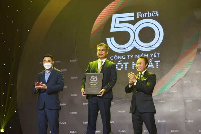 Ông Hoàng Văn Tăng – Tổng Giám Đốc Tập đoàn DIC nhận giải Top 50 Công ty niêm yết tốt nhất Việt Nam năm 2021 do Forbes bình chọn.