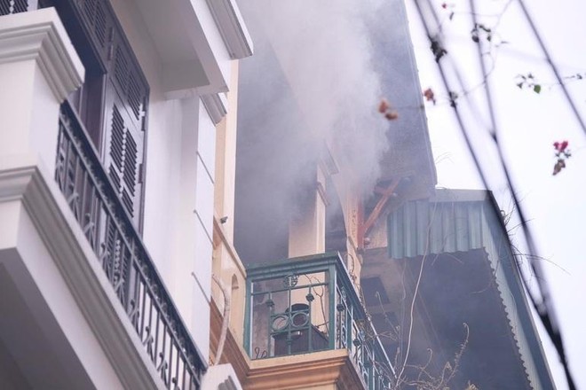 Ngôi nhà 4 tầng trong ngõ 126 Khuất Duy Tiến - nơi xảy ra vụ hỏa hoạn (Ảnh: Nguyễn Sơn).