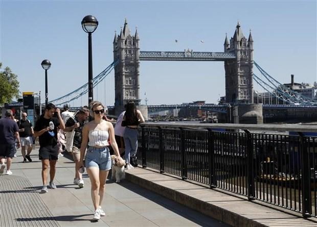 Người dân đi bộ dọc bờ sông Thames ở London, Anh ngày 1/6/2021. (Ảnh: THX/TTXVN).