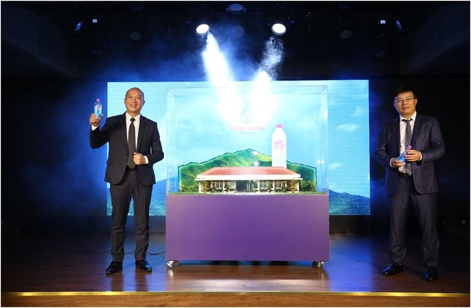 Ông Nguyễn Văn Sang, Chủ tịch HĐQT FIT Group và ông Nguyễn Nhật Hoàng, Tổng giám đốc Vikoda vén màn mô hình bộ nhận diện thương hiệu mới.