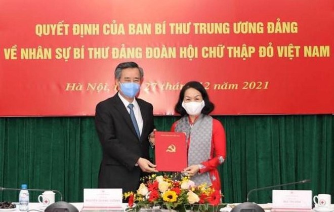 Trao quyết định của Ban Bí thư Trung ương Đảng cho bà Bùi Thị Hòa.