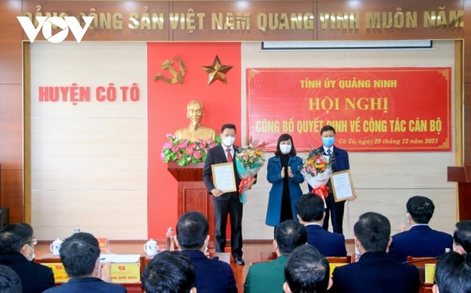 Phó Bí thư Tỉnh uỷ Quảng Ninh Trịnh Thị Minh Thanh chúc mừng 2 cán bộ vừa được điều động.